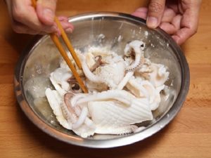 Cách làm món canh mực nấu nước dừa ngon lạ miệng