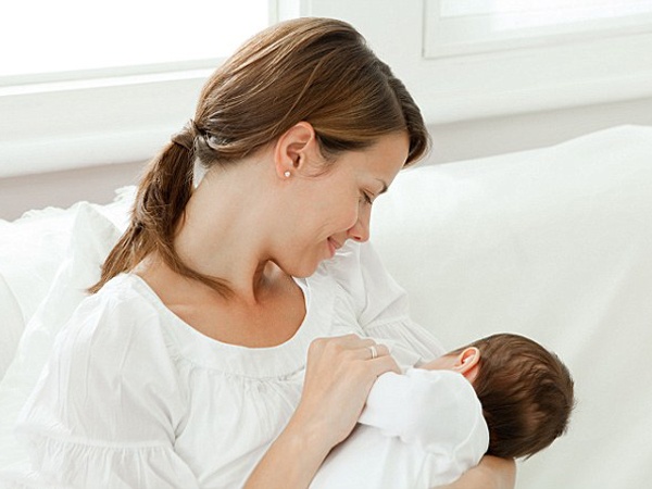 Các cách khắc phục tình trạng ọc sữa hay trớ sữa của trẻ