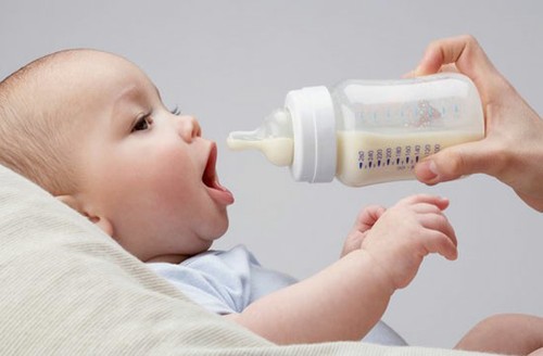 Pha sữa đúng cách cho trẻ sơ sinh