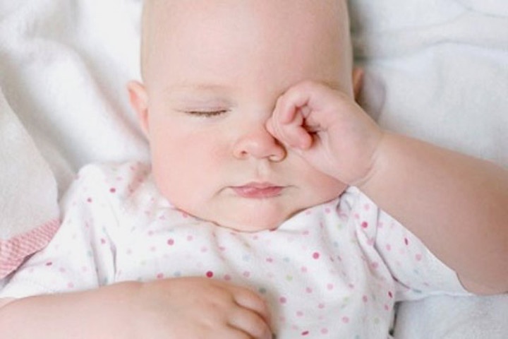 Cách phòng bệnh khô mắt cho trẻ