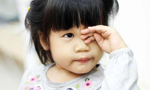 Cách phòng bệnh khô mắt cho trẻ
