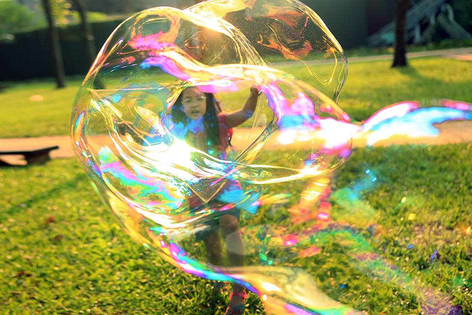 Cách làm bong bóng xà phòng trở về tuổi thơ cực đơn giản.