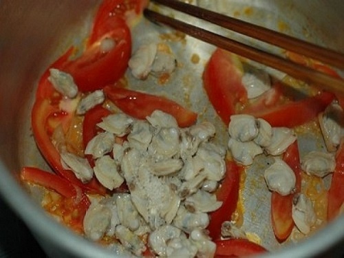 Cách làm món canh hến nấu chua.