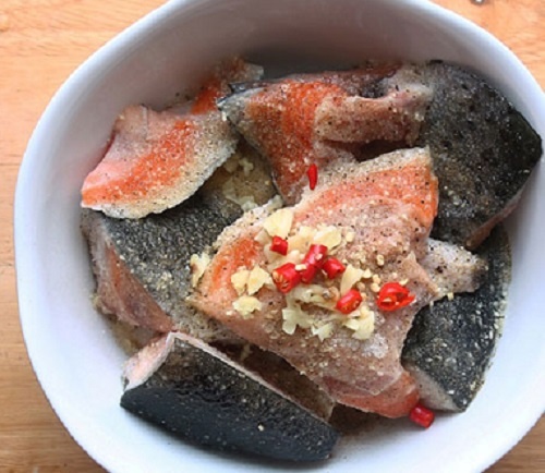 Cách nấu canh chua đầu cá hồi bổ dưỡng ngay tại nhà.