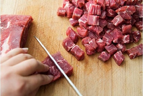 Cách nấu canh thịt bò bí đỏ vô cùng đơn giản.
