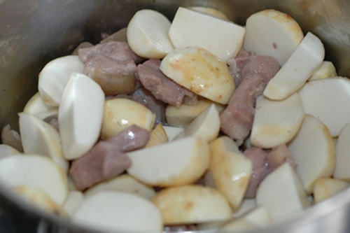 Cách nấu canh thịt dê khoai sọ
