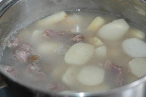 Cách nấu canh thịt dê khoai sọ