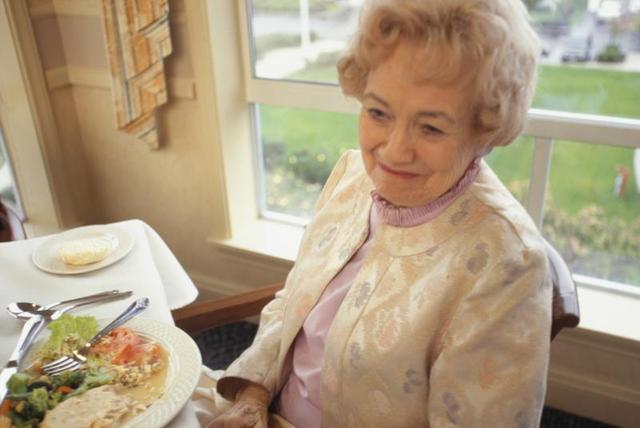Những nguyên nhân gây chán ăn ở người cao tuổi