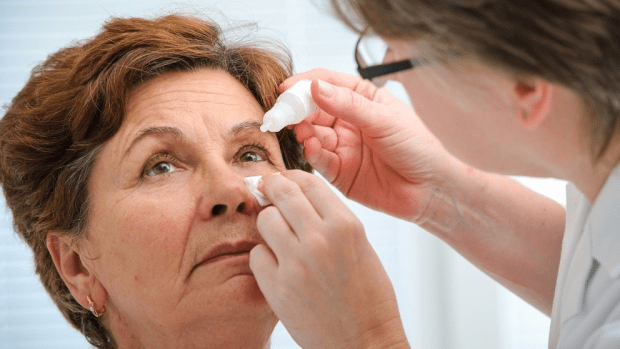 Cách ngăn ngừa tình trạng khô mắt ở người già