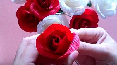 Cách làm hoa hồng bằng giấy nhún cực kì đơn giản ngay tại nhà.
