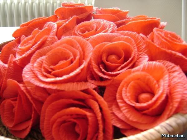 Cách làm hoa hồng bằng giấy nhún cực kì đơn giản ngay tại nhà.