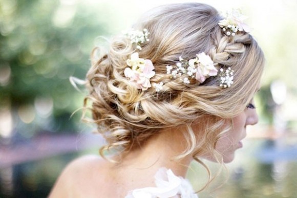 Cách làm tóc cô dâu với hoa thật đơn giản.