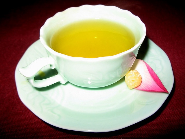 Chữa bệnh cao huyết áp bằng trà cho người già