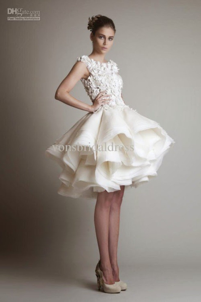 Cách chọn váy ngắn cho cô dâu xinh đẹp và quý phái nhất.