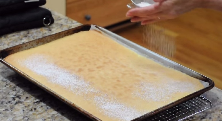 Cách làm món bánh bông lan cuộn chuối Nhật Bản