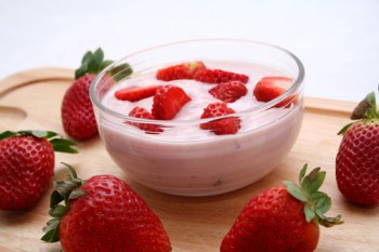 Cách làm yaourt dâu tây cực kỳ hấp dẫn và đơn giản
