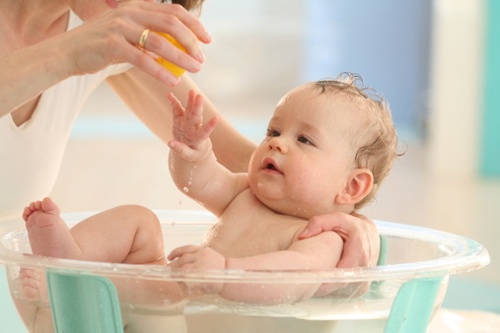 Tại sao các chuyên gia lại khuyên bố mẹ không nên tắm cho bé ngay sau khi sinh.