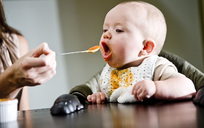 Trẻ từ 5 đến 6 tháng tuổi - chế độ cho bé ăn dặm đúng cách mà mẹ cần biết.