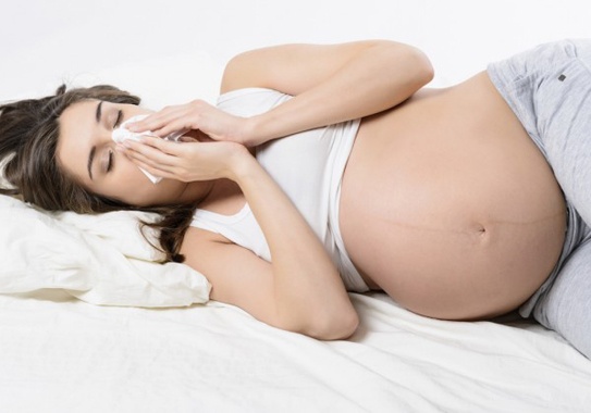 Bà bầu bị cảm cúm sốt sổ mũi khi mang thai sẽ ảnh hưởng như thế nào đến thai nhi, liệu có nguy hiểm không?