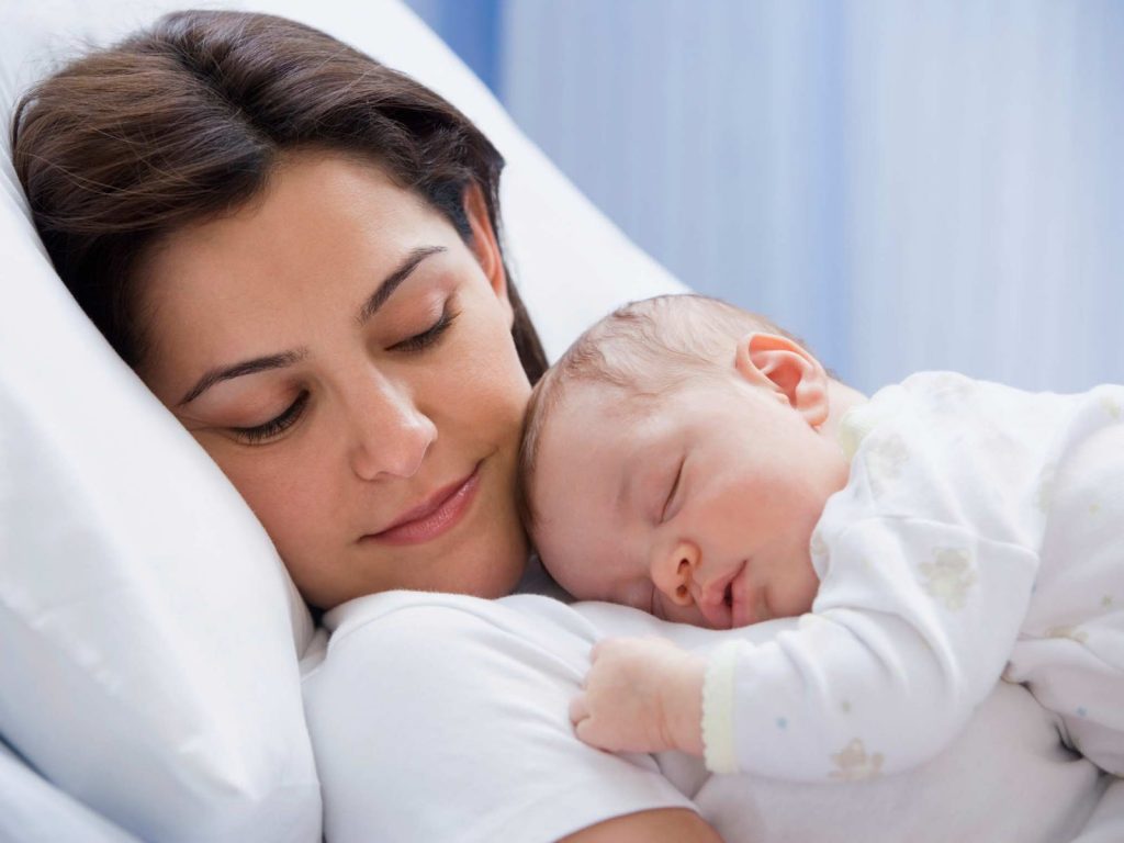 Cách giúp trẻ sơ sinh ngủ ngon giấc vào ban đêm để bé phát triển tốt nhất.