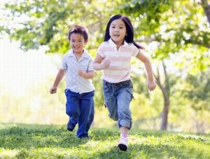 Trẻ em Nhật đã được trang bị kĩ năng gì để tự đi bộ đến trường mà vẫn an toàn