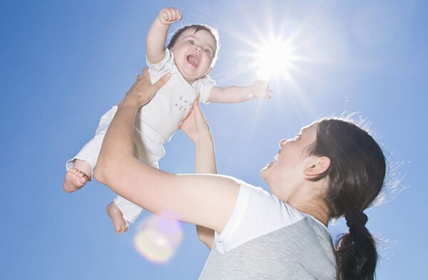 Hướng dẫn cách tắm nắng cho trẻ sơ sinh đúng chuẩn 100% cho bé khỏe mạnh nhất.
