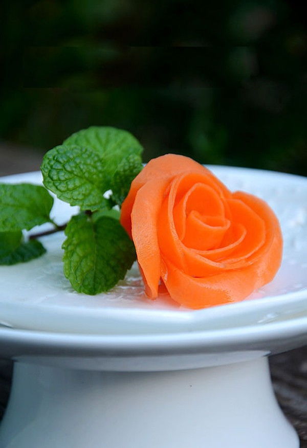 Cách tỉa hoa hồng từ cà rốt tuyệt đẹp cho món ăn