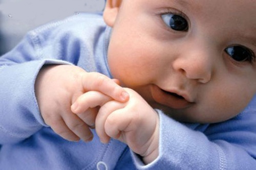 Mẹo hay trị khô da nứt nẻ mặt ở trẻ vào mùa đông cực hiệu quả và an toàn.