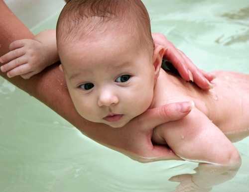 Cách tắm cho trẻ sơ sinh an toàn và đúng cách nhất mà các mẹ cần biết.