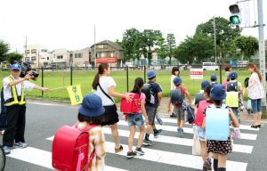 Trẻ em Nhật tự đi bộ tới trường an toàn hay không