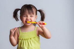 Phương pháp đơn giản của ông bố Nhật giúp con răm rắp đi đánh răng mỗi tối