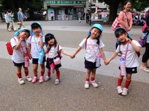 Trẻ em Nhật tự đi bộ tới trường an toàn hay không