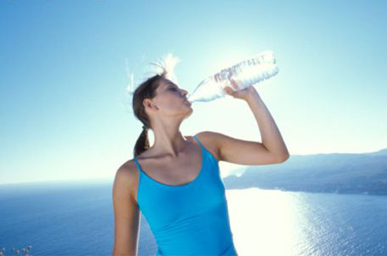 Nước đóng chai tiềm ẩn sự nguy hại về sức khỏe