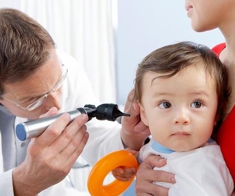 Bệnh viêm tai giữa ở trẻ có nguy hiểm không và cách chăm sóc điều trị đúng cách nhất.
