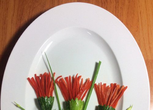 Cách tỉa hoa ớt trang trí món ăn