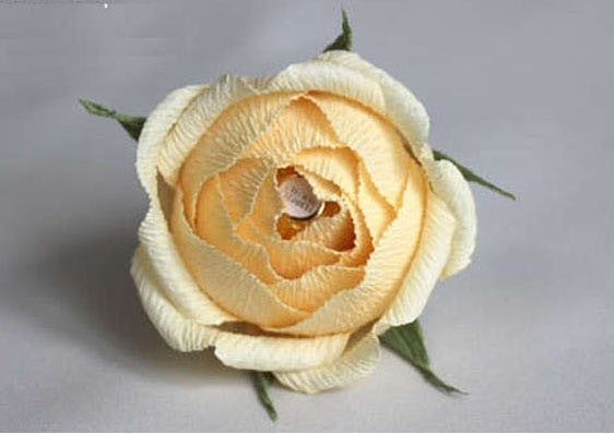 Các loại giấy được dùng phổ biến để làm những bông hoa giấy độc đáo