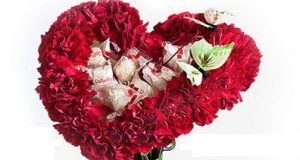 Cách bó hoa hồng hình trái tim cho ngày Valentine thêm lãng mạn
