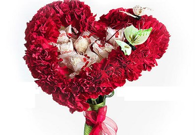 Cách bó hoa hồng hình trái tim cho ngày Valentine thêm lãng mạn