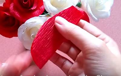 Cách làm thiệp hoa từ giấy nhún dành tặng mẹ yêu nhân ngày mùng 8-3
