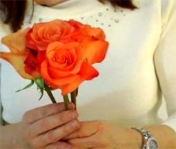 Hướng dẫn bó hoa hồng tròn cầm tay cho cô dâu vô cùng đẹp