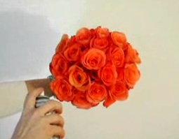 Hướng dẫn bó hoa hồng tròn cầm tay cho cô dâu vô cùng đẹp