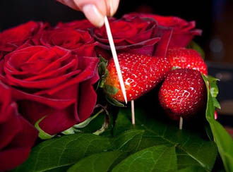 Hướng dẫn cắm hoa hình trái tim để chuẩn bị cho ngày Valentine