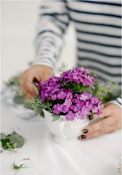 Hướng dẫn cắm hoa để bàn trong tách trà đơn giản nhưng vô cùng độc đáo