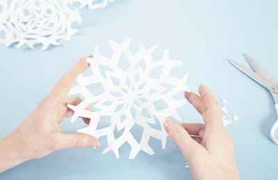 Hướng dẫn cắt những bông hoa tuyết bằng giấy vô cùng đơn giản