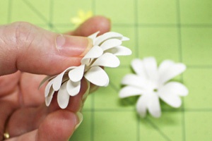Hướng dẫn làm bông hoa giấy cực kì đơn giản mà lại đẹp vô cùng