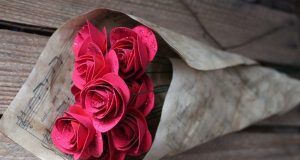 Hướng dẫn làm hoa hồng giấy tặng mẹ trong ngày 20-10