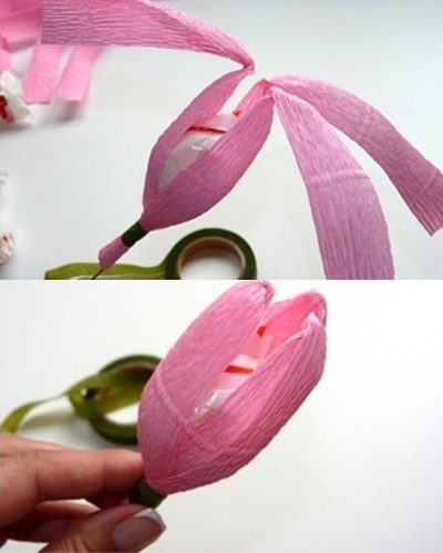 Hướng dẫn làm hoa tulip bằng giấy nhún ngậm kẹo vô cùng độc đáo