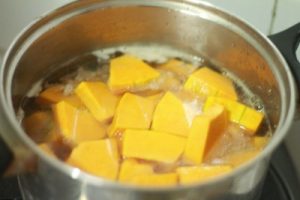 Cách nấu món súp bí đỏ hải sản