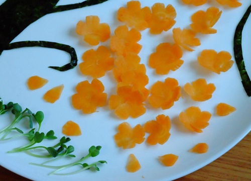 Cách tỉa cà rốt thành hoa đào để trang trí món ăn