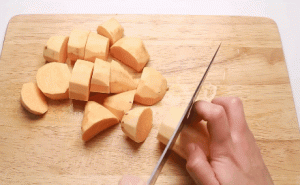 Cách làm món gà nấu trái vải ngon lạ miệng
